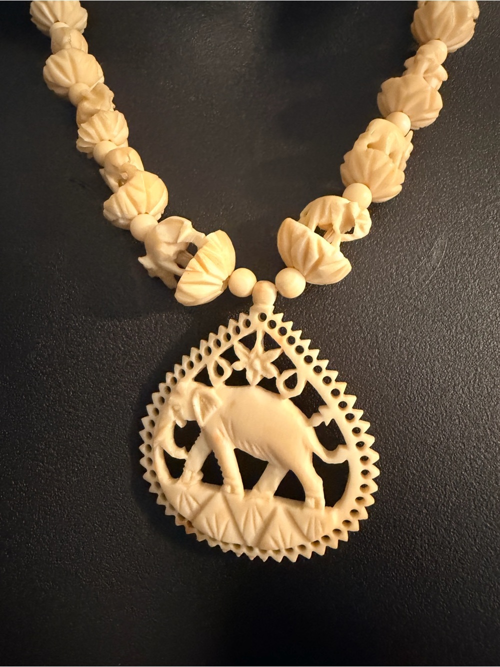 Vintage carved bone elephant necklace - Picture 3 of 6